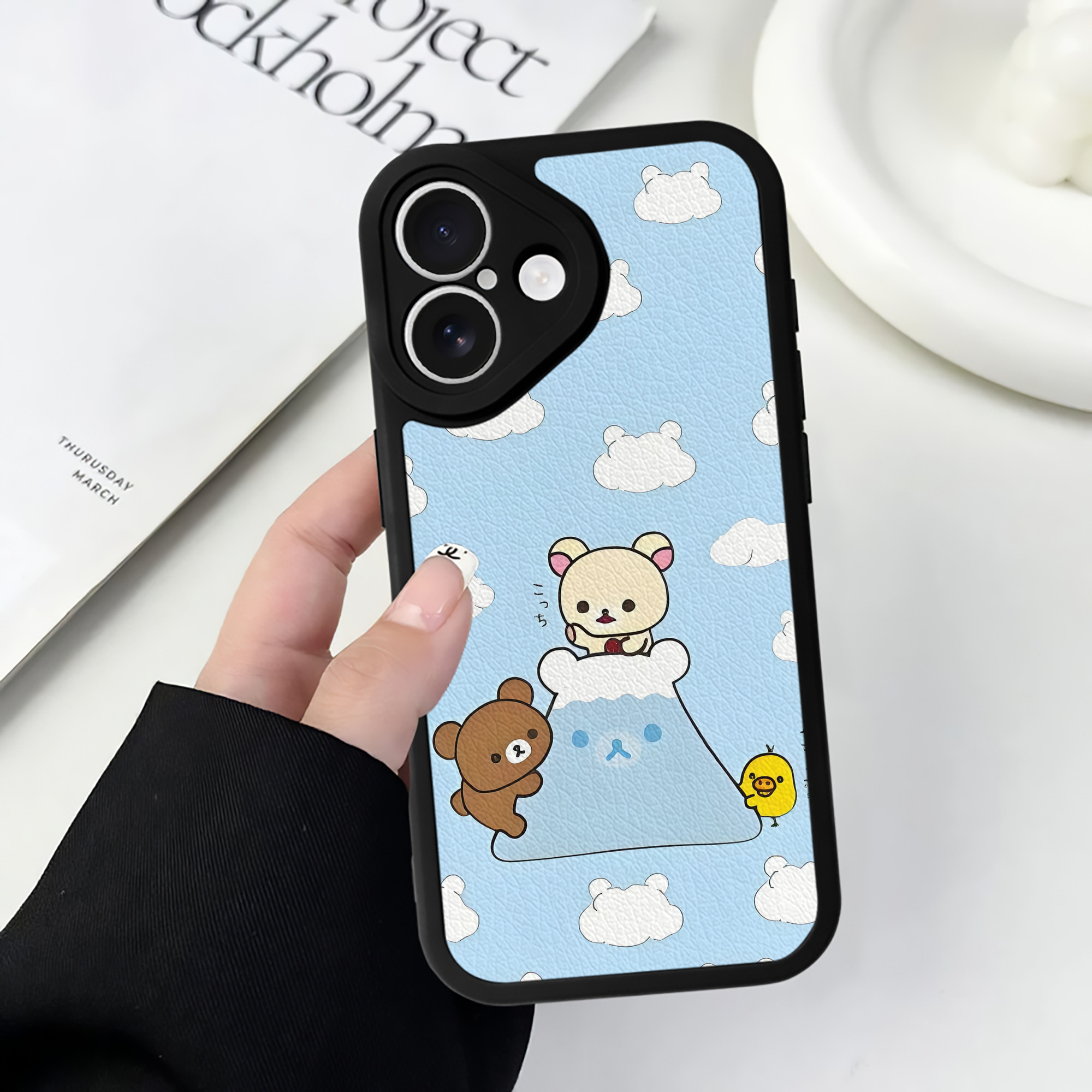 （画像用） リラックマ リラックマ キイロイトリ Rilakkuma Korilakkuma Kiiroitori 【iPhone 16シリーズ対応】シリコンスマホケース（レザー調） 材質：シリコン